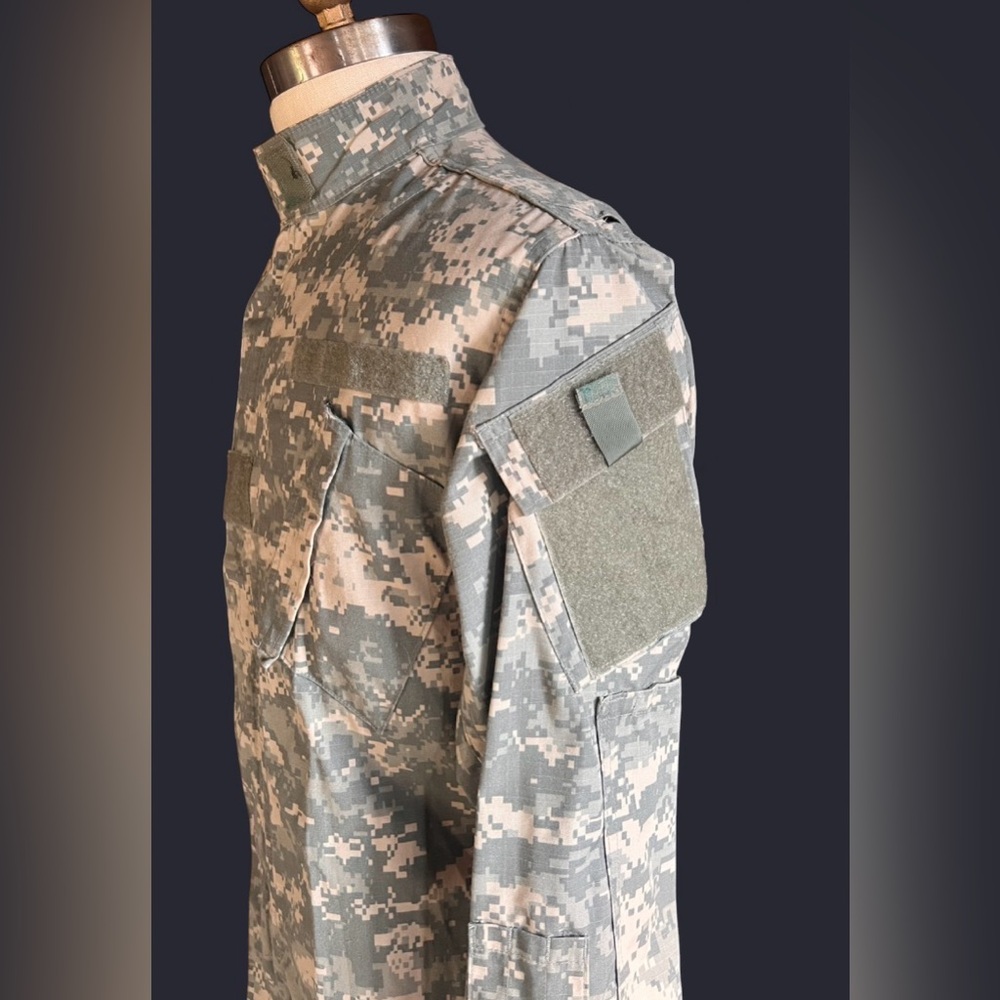 US Army ACU Digital Camouflage Combat Uniform Jacket looks like a Men’s M/L - Picture 5 of 9